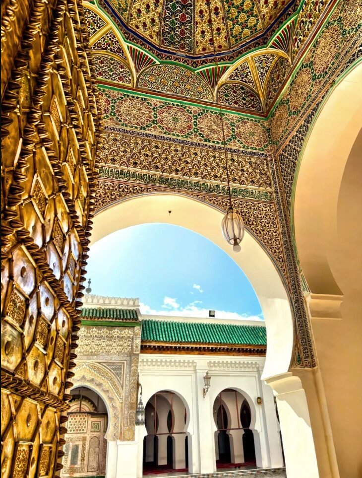 Architecture ornementée d'une médersa marocaine, arches et zelliges dorés